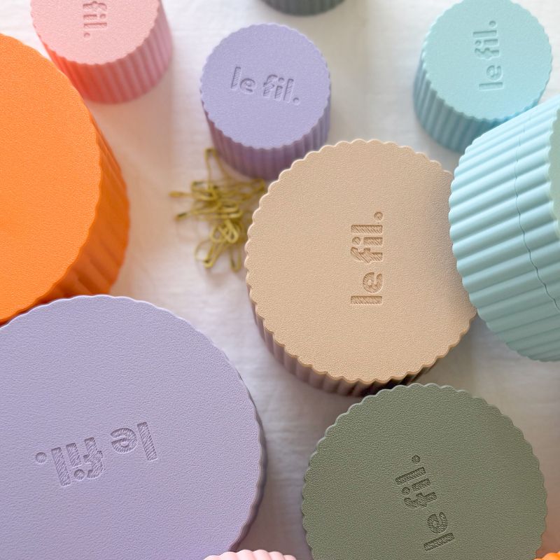 Mini Dosen in verschiedenen Größen und Farben von oben