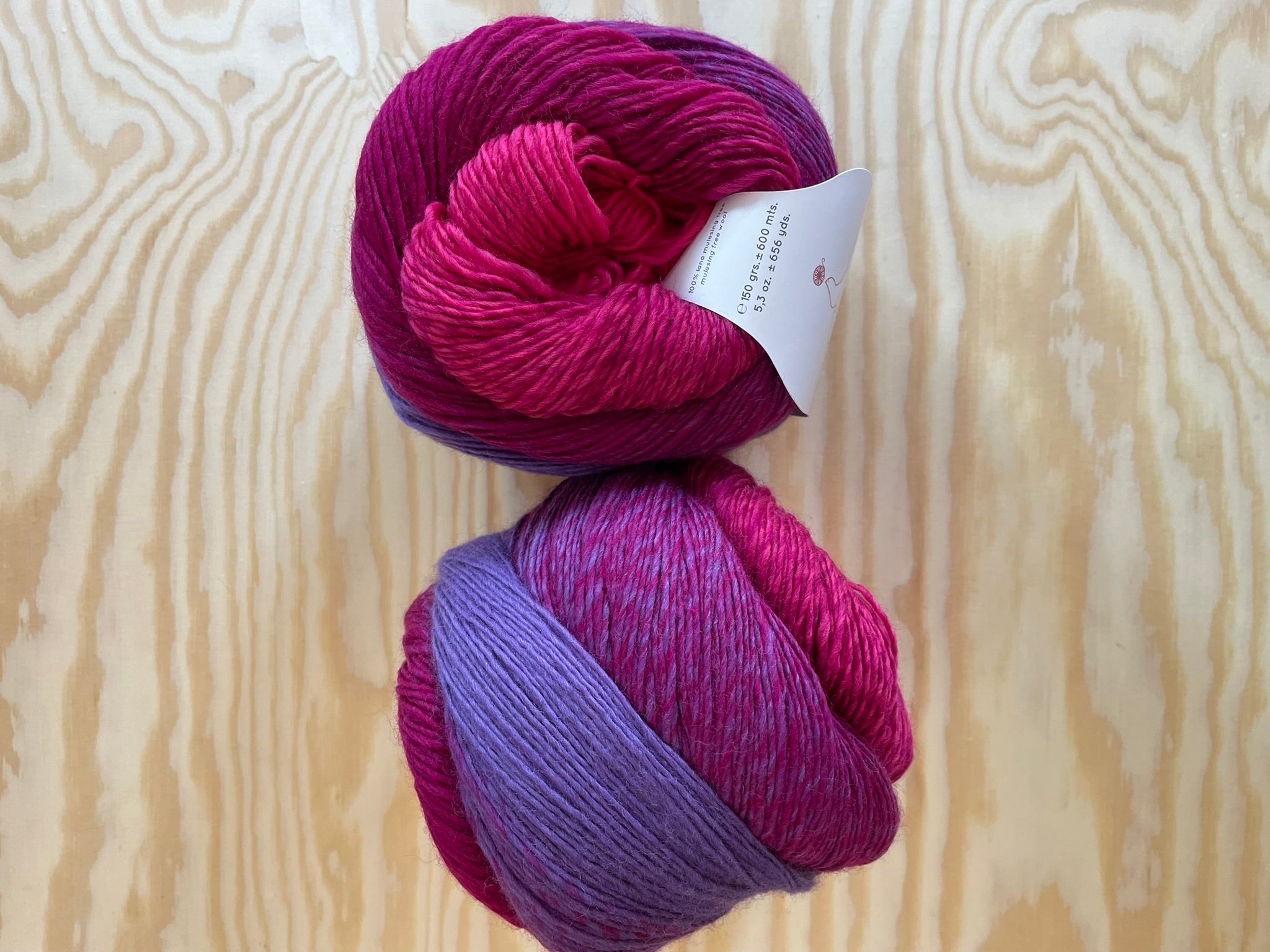Zwei Knäuel Poema lila pinker Farbverlauf