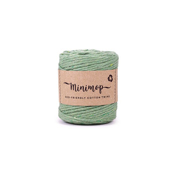 Ein Knäuel des Garn Minimop von Lankava in Farbe Antikgrün.