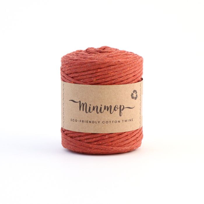 Ein Knäuel des Garn Minimop von Lankava in Farbe Terrakotta.