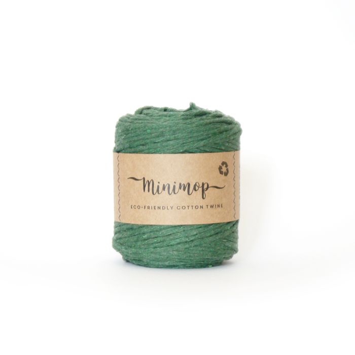 Ein Knäuel des Garn Minimop von Lankava in Farbe Dunkelgrün.