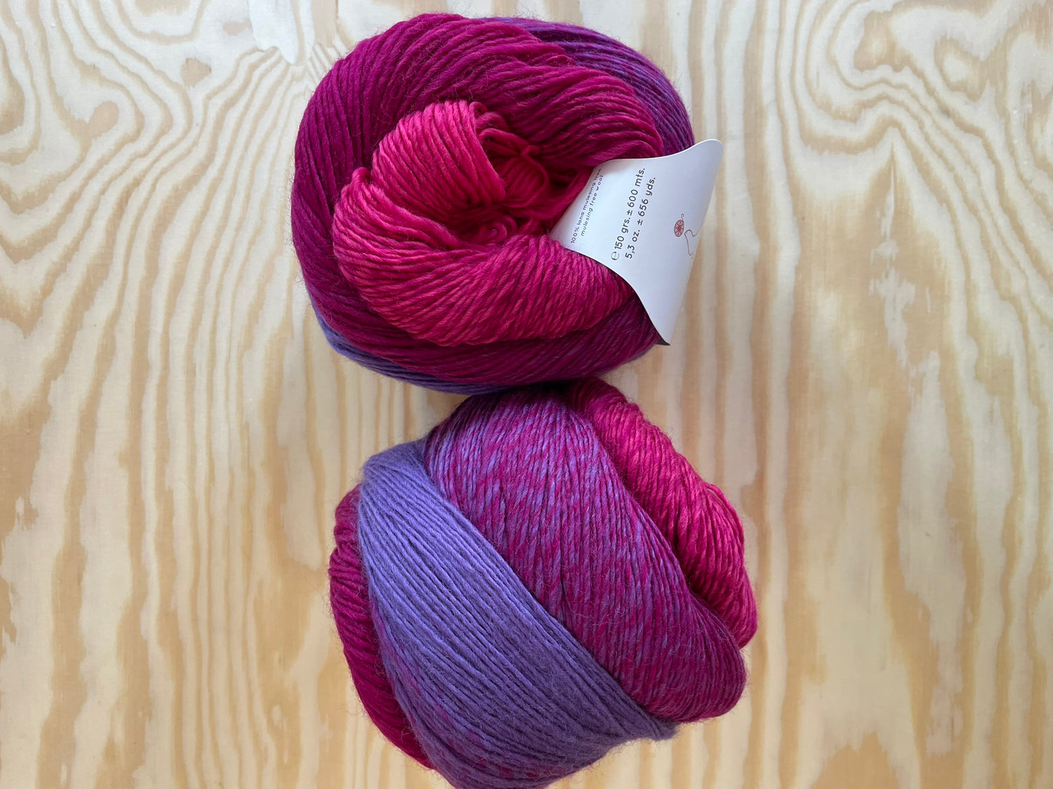 Zwei Knäuel Poema lila pinker Farbverlauf