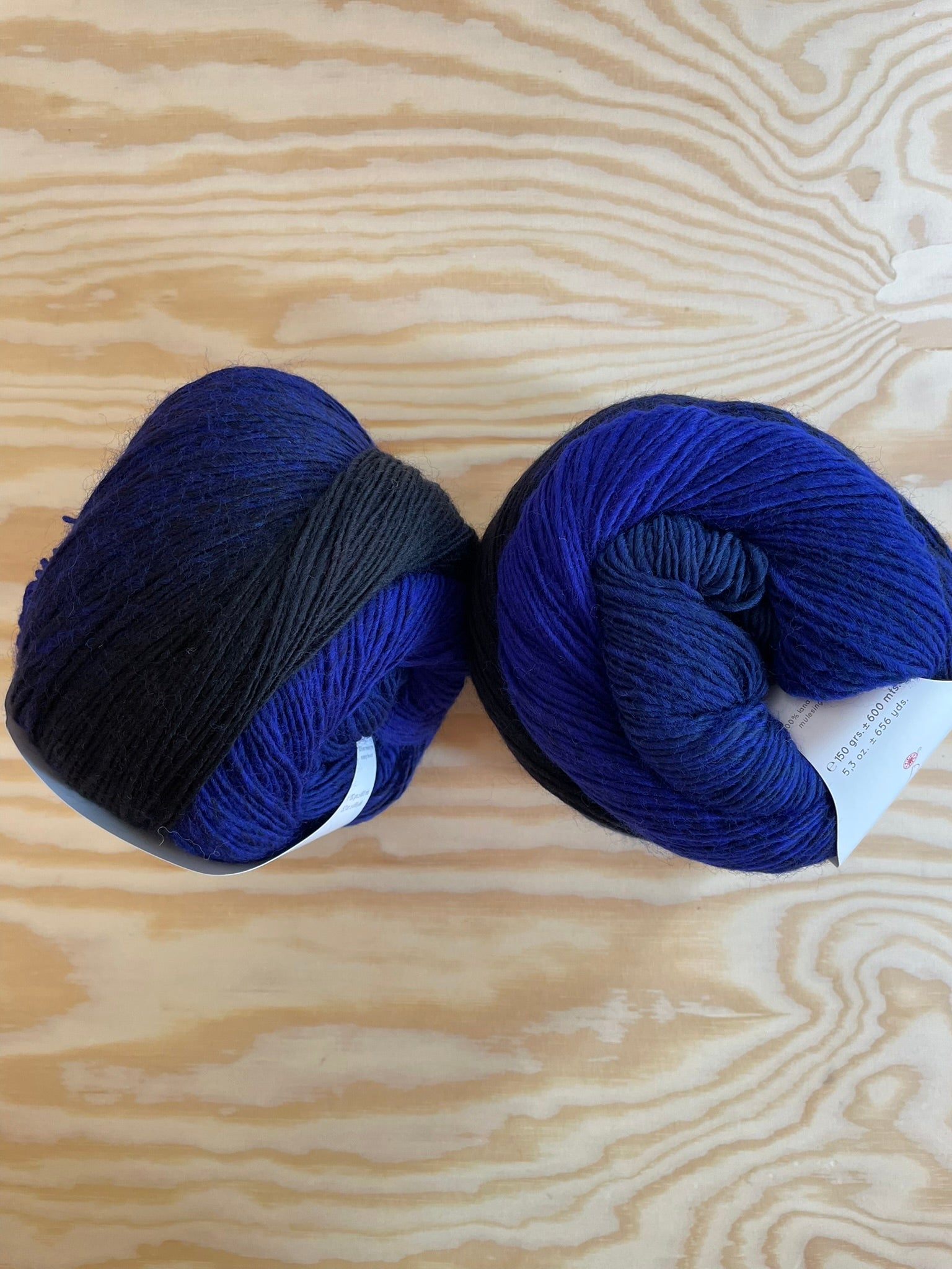 Zwei Knäuel Poema schwarz blauer Farbverlauf