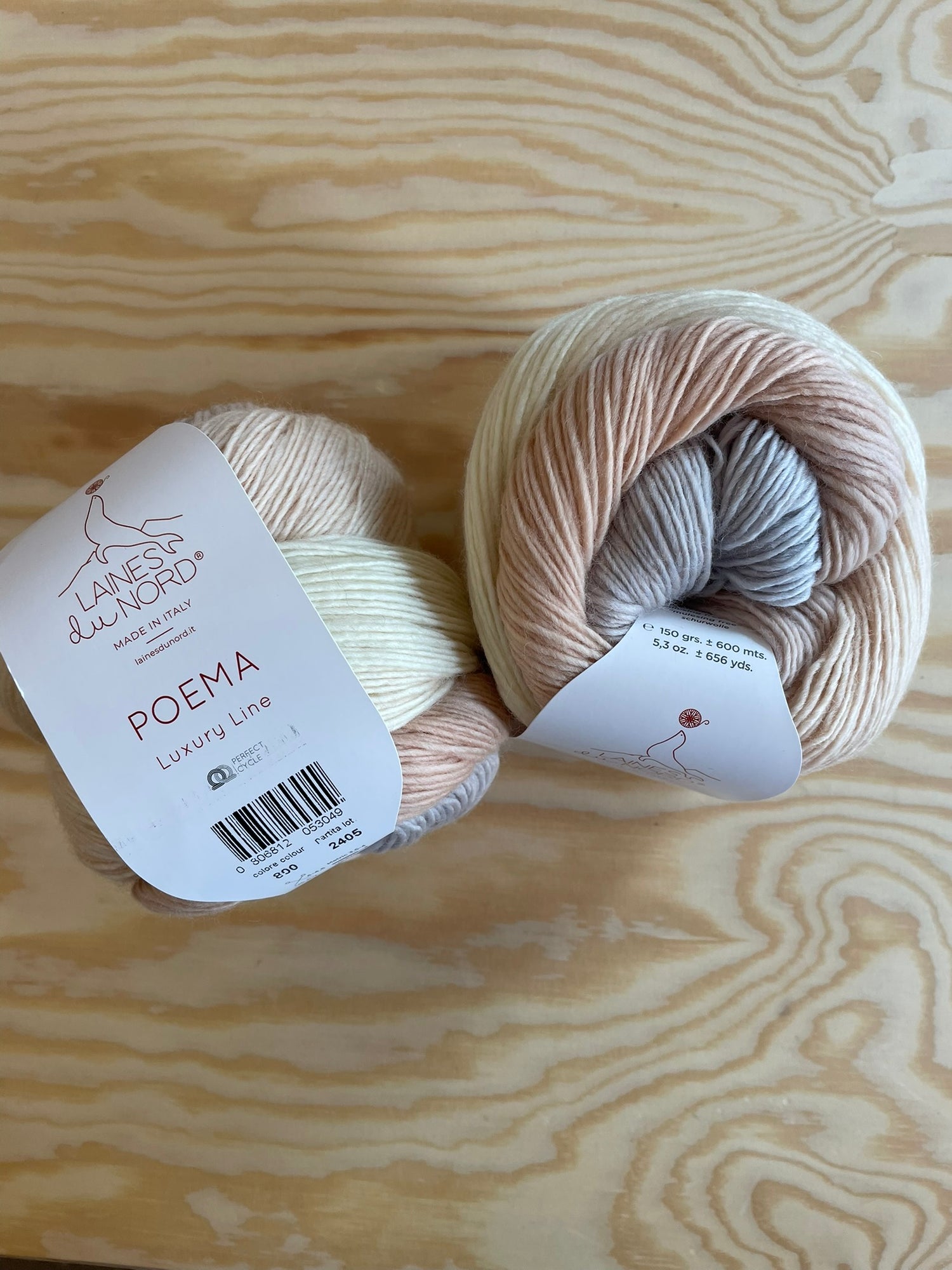 Zwei Knäuel Poema beige hellgrauer Farbverlauf