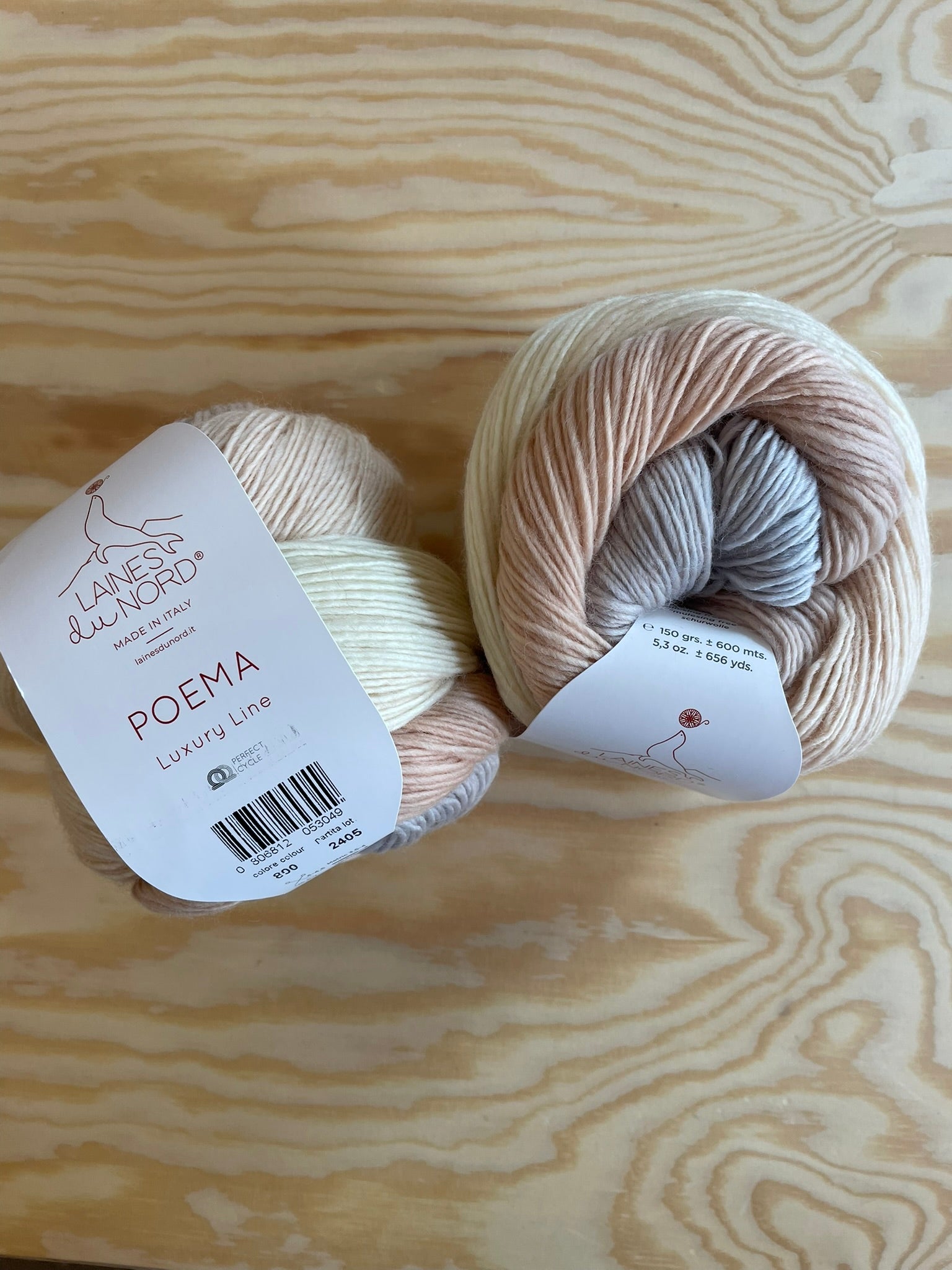 Zwei Knäuel Poema beige hellgrauer Farbverlauf