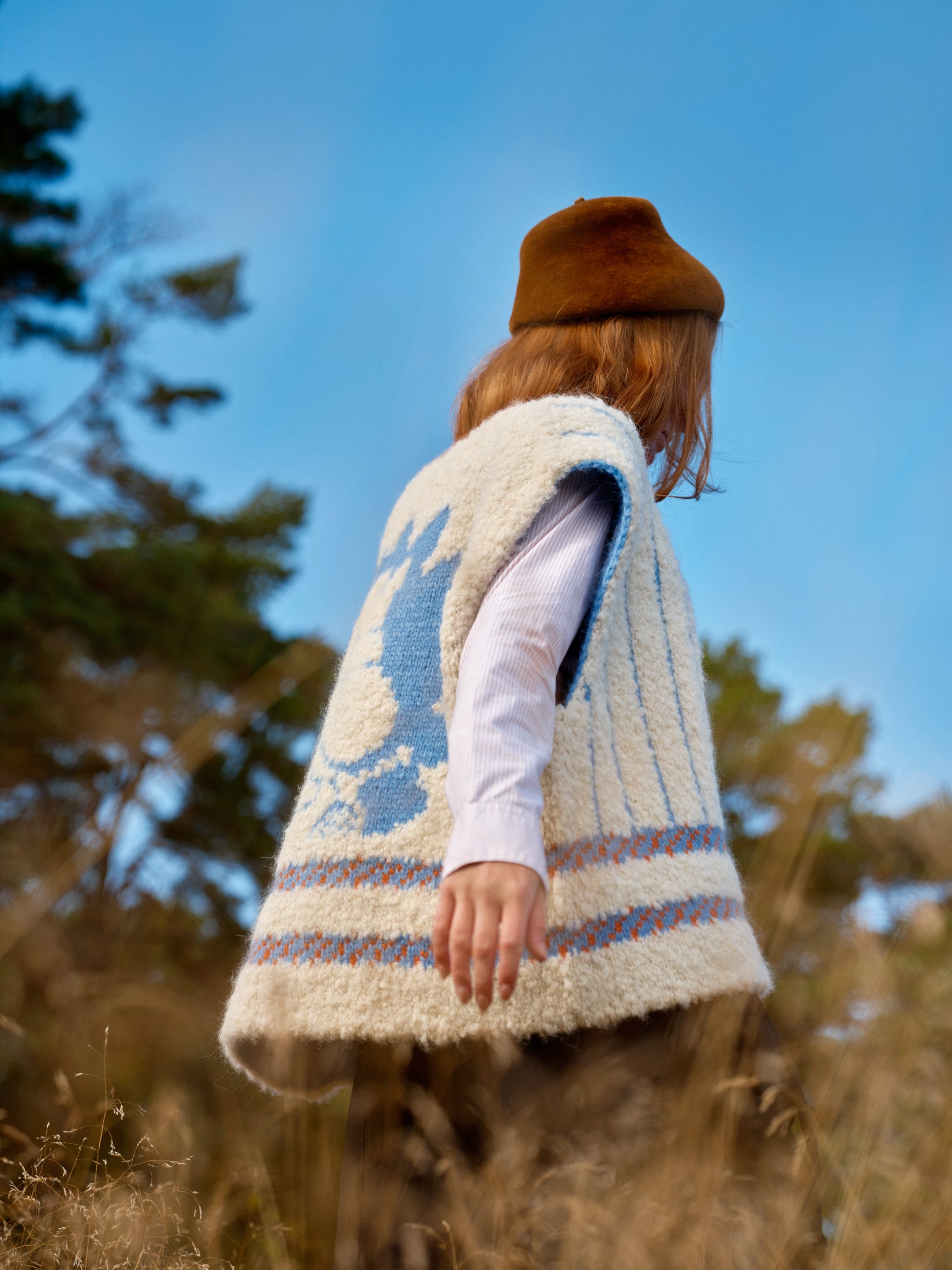 Oversized Strickweste mit Moomin und Streifendetails