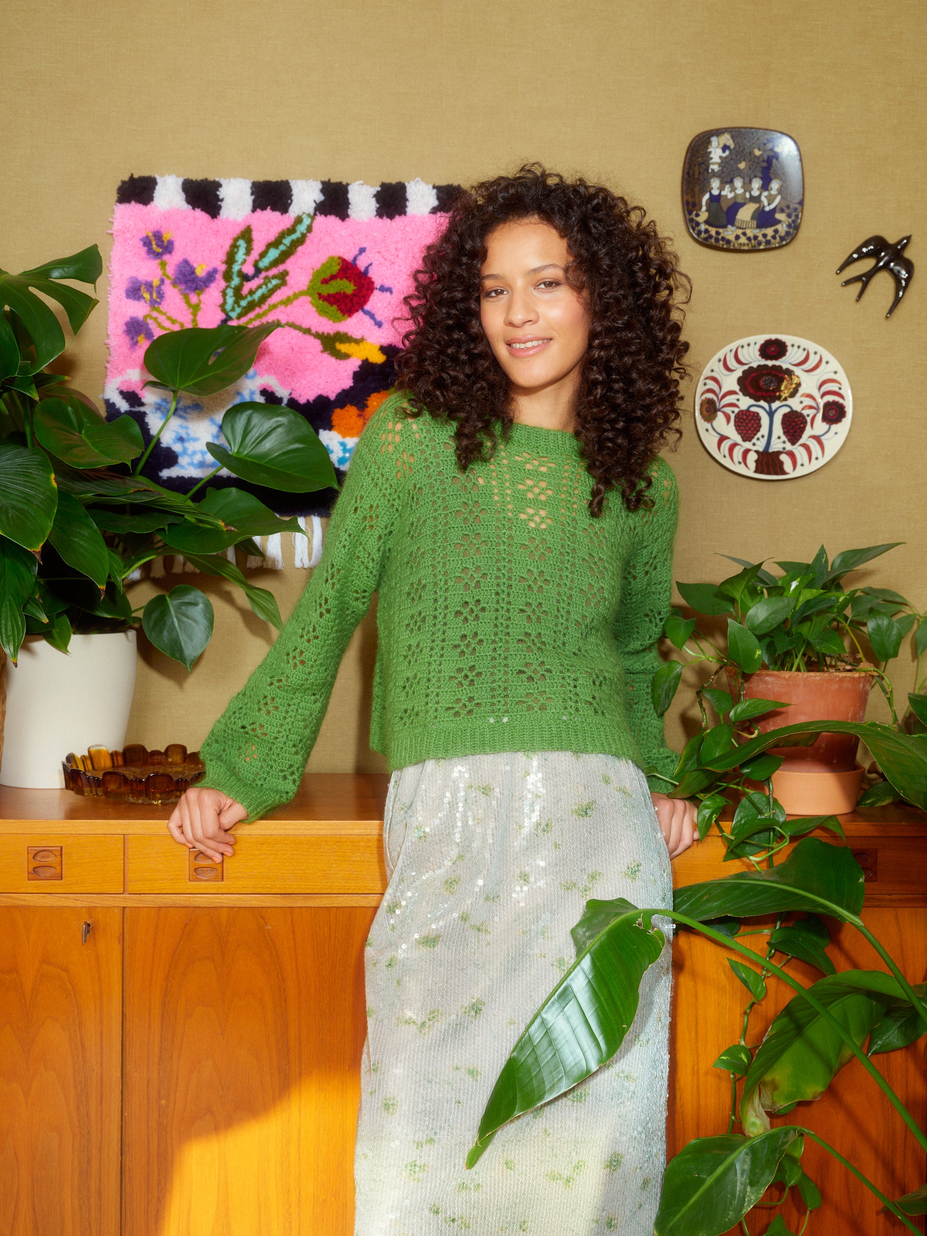 Frau mit grünem Lace Häkelpullover