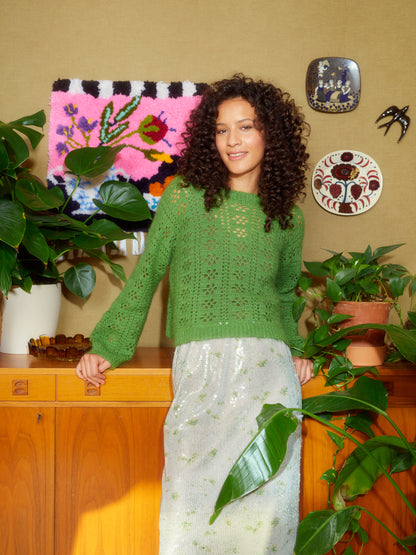 Frau mit grünem Lace Häkelpullover