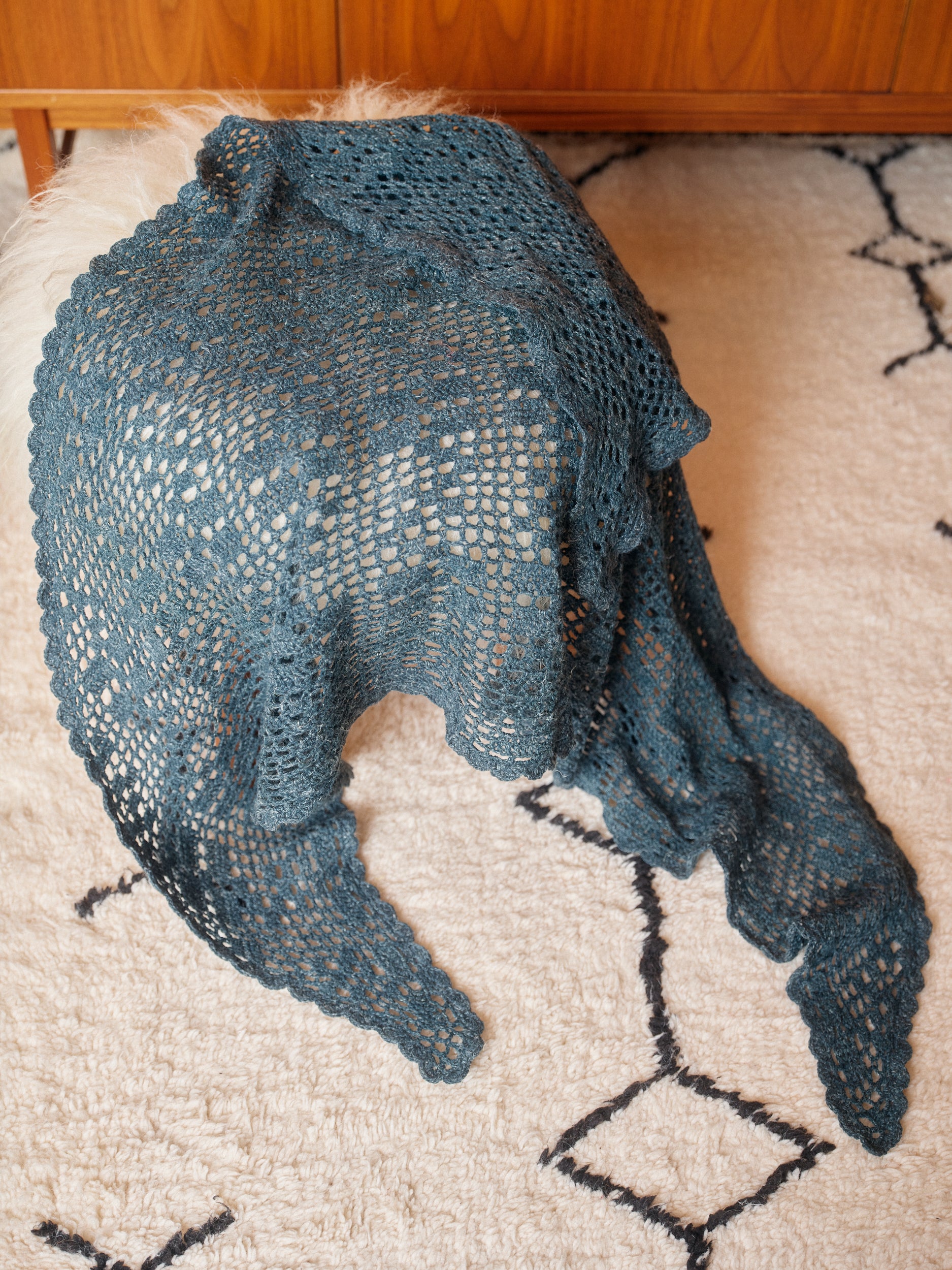 Gehäkeltes blaues Lace Tuch