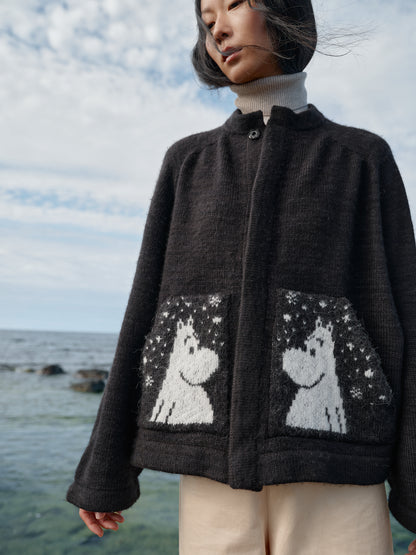 Graue Strickjacke mit Moomins auf den Taschen