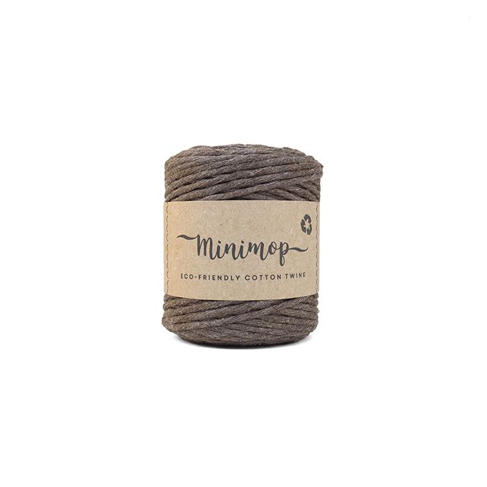 Ein Knäuel des Garn Minimop von Lankava in Farbe Kakao. 