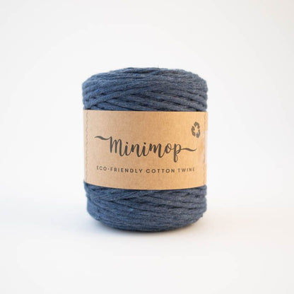 Ein Knäuel des Garn Minimop von Lankava in Farbe Jeansblau.