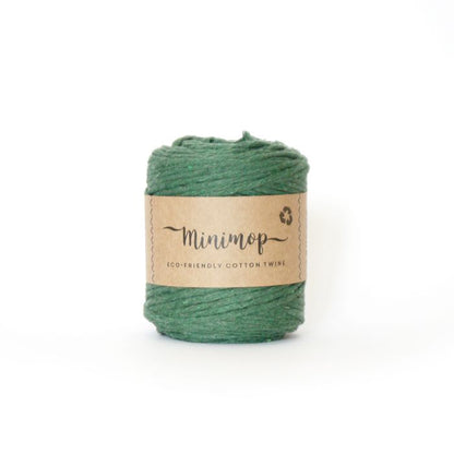 Ein Knäuel des Garn Minimop von Lankava in Farbe Dunkelgrün. 
