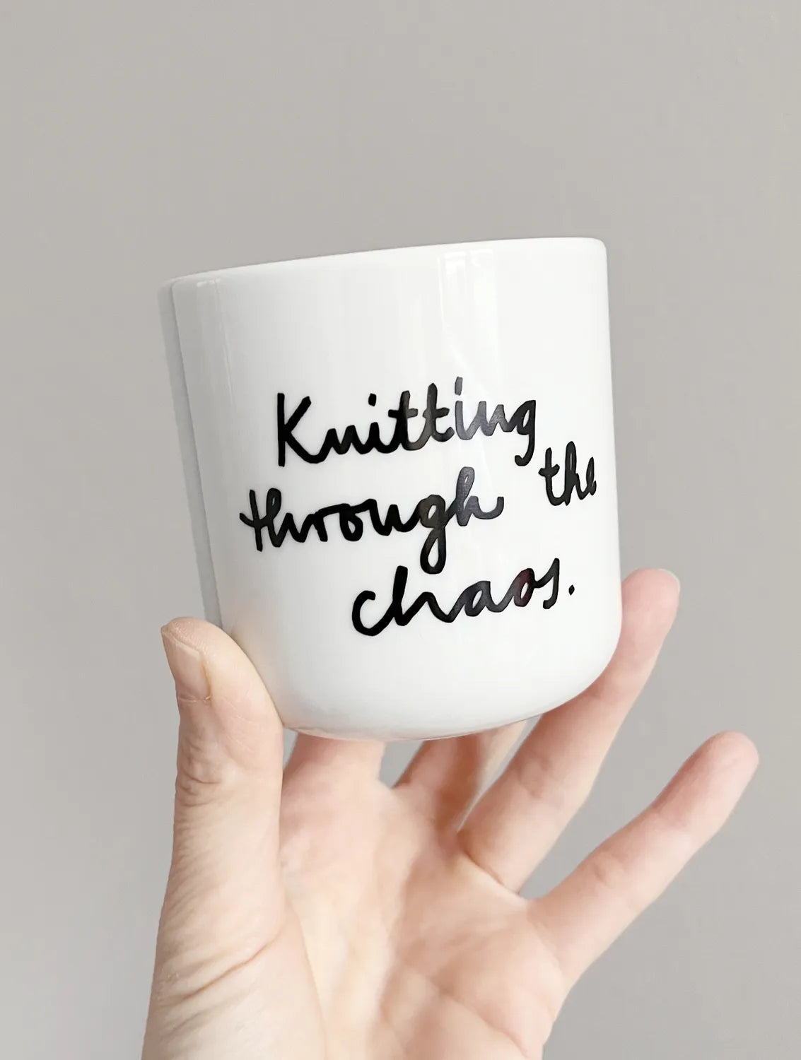 Becher ohne Henkel Schriftzug Knitting through the Chaos