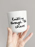Becher ohne Henkel Schriftzug Knitting through the Chaos
