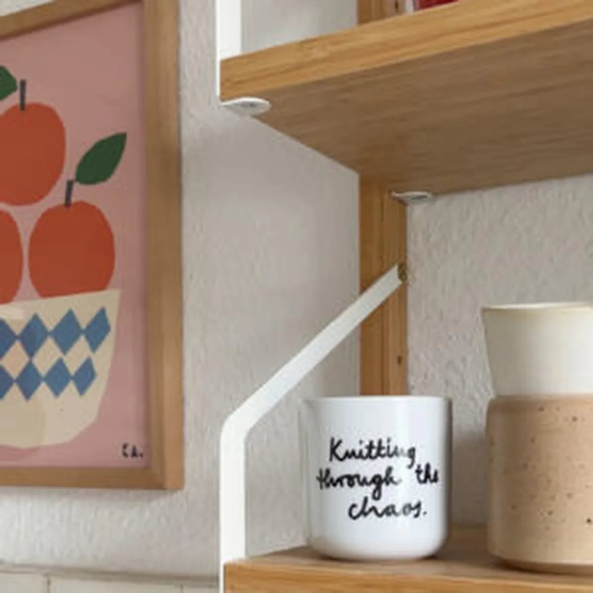 Becher ohne Henkel im Regal
