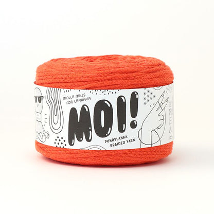Ein Knäuel des Garns Moi von Lankava in Farbe Orange-Rot