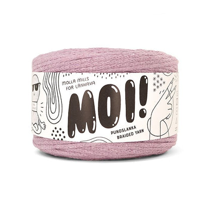 Ein Knäuel des Garns Moi von Lankava in Farbe Lila